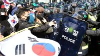 Pendukung Presiden Korsel Bentrok dengan Polisi