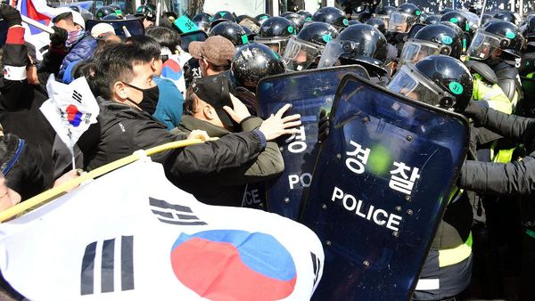 Pendukung Presiden Korsel Bentrok dengan Polisi