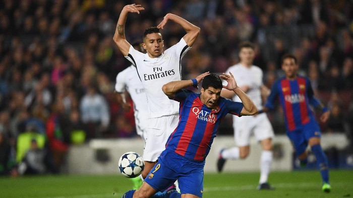 BARCELONA, SPAIN - MARCH 08:  Luis Suarez of Barcelona is challenged by Marquinhos of PSG for a penalty during the UEFA Champions League Round of 16 second leg match between FC Barcelona and Paris Saint-Germain at Camp Nou on March 8, 2017 in Barcelona, Spain.  (Photo by Laurence Griffiths/Getty Images)