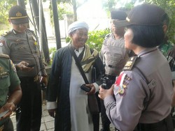 Pria Bersorban Ingin Tawari Raja Salman Giok dan Sarang Walet