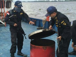 Kapal Pembawa 50 Ton Solar Ilegal Dibekuk di Laut Jawa