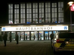 Pria Berkapak Menyerang Stasiun Dusseldorf Jerman, 7 Orang Luka