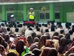 Begini Kampanye Tertib Lalin Ala Stand Up Comedy Polisi Cianjur