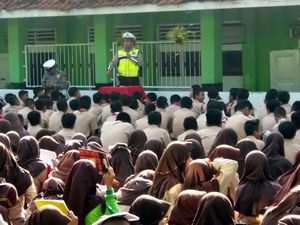 Begini Kampanye Tertib Lalin Ala Stand Up Comedy Polisi Cianjur Begini Kampanye Tertib Lalin Ala Stand Up Comedy Polisi Cianjur