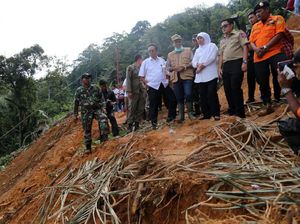 Mensos Tinjau Lokasi Longsor di Sumbar Mensos Tinjau Lokasi Longsor di Sumbar