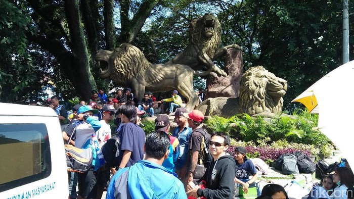 Jelang Final, Ribuan Aremania Mulai Bertolak ke Stadion Pakansari