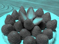 Permainan Ilusi Optik Membuat Strawberry Berubah Warnanya