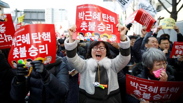 Warga Korea Selatan bergembira saat keputusan pemakzulan Park Geun-hye.