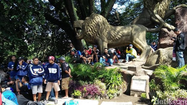 Jelang Final, Ribuan Aremania Mulai Bertolak ke Stadion Pakansari