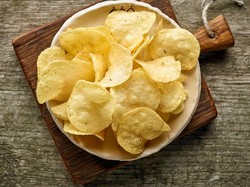 Sering Ngemil Keripik? Hati-hati Berat Badan Naik!
