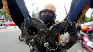 Aksi Driver Ojek Online Pungut Ranjau Paku
