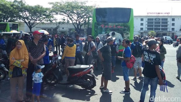 Jelang Final, Ribuan Aremania Mulai Bertolak ke Stadion Pakansari