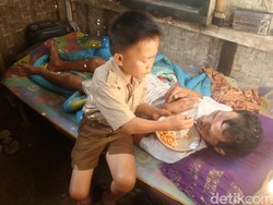 Kisah Pilu Kendar, Bocah SD Rawat Ayahnya yang Lumpuh Seorang Diri