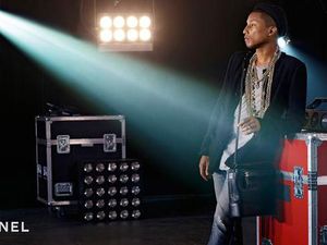 Pharrell Williams Jadi Pria Pertama Untuk Model Tas Chanel Pharrell Williams Jadi Pria Pertama Untuk Model Tas Chanel