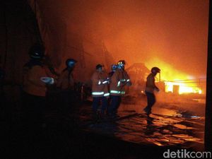 Pabrik di Pekalongan Terbakar, 4 Unit Damkar Meluncur ke Lokasi