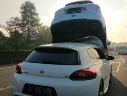 Ini Penampakan Nissan XTrail-VW Scirocco yang Menumpuk di Tol JORR