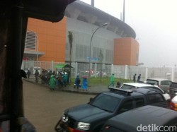Hujan Lebat Guyur Stadion Pakansari Jelang Persib vs Semen Padang
