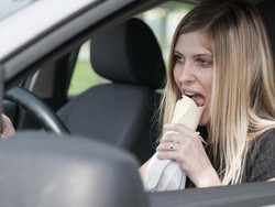 Agar Tubuh Sehat, Hentikan 5 Kebiasaan Makan yang Buruk Ini