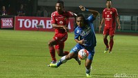 Hariono tengah berjibaku saat membawa bola.