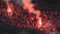 Aksi  suporter Maung Bandung di bangku penonton.