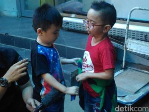 Ukuran Tubuh Sama, Daus Mini Sering Pakai Baju Sang Anak