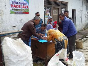 Sekelompok Pemuda di Garut Sulap Sampah Menjadi Uang