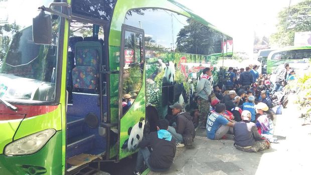Jelang Final, Ribuan Aremania Mulai Bertolak ke Stadion Pakansari
