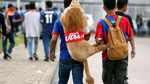 Suporter Berdatangan di Stadion Pakansari