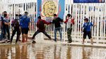 Suporter Berdatangan di Stadion Pakansari