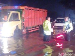 Jalan Rancaekek Depan Kahatex Banjir, Bandung-Garut Lumpuh