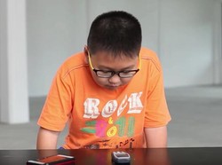 Lucu, Ekspresi Bocah Kebingungan Melihat Nokia 3310