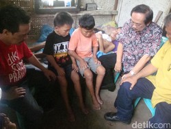 Wabup Banyumas Temui Kendar Bocah SD yang Rawat Ayahnya Sendirian