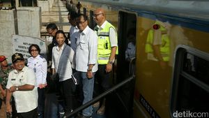 Menteri Rini dan Budi Kunjungi Proyek Stasiun Soedirman Baru