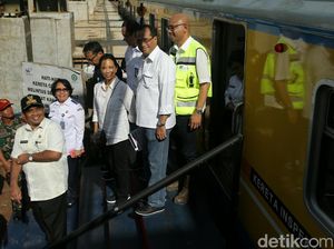 Menteri Rini dan Budi Kunjungi Proyek Stasiun Soedirman Baru