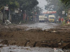 Penuh Lumpur, Akses Majalaya-Cicalengka via Desa Bojong Terputus