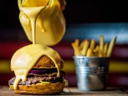 Pencinta Keju, di Restoran Ini Ada Burger Disiram Keju Leleh