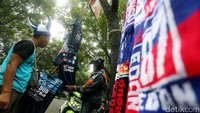 Sekeliling bundaran Stadion Pakansari pun ramai dengan para penjual pernak-pernik. 