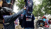 Mereka menjual jersey tim, kaos, bendera, hingga syal.