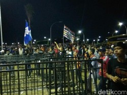 Suporter Ricuh di Luar Stadion Pakansari, Polisi Tembakkan Gas Air Mata