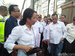 Blusukan di Proyek Kereta Bandara, Sepatu Dua Menteri Ini Bersimbah Lumpur