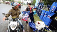Pemandangan itu sudah terlihat ketika memasuki kawasan stadion dari arah keluar tol Cibinong.