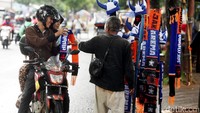 Sekeliling bundaran Stadion Pakansari pun ramai dengan para penjual pernak-pernik. 