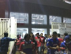 Pertandingan Usai, Suasana Luar Stadion Pakansari Kembali Kondusif
