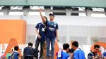 Suporter Berdatangan di Stadion Pakansari