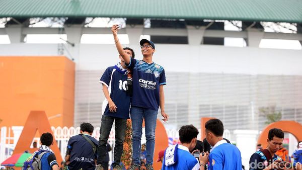 Suporter Berdatangan di Stadion Pakansari