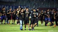 Pelatih Arema FC, Aji Santoso larut dalam perayaan ditengah lapangan hijau. 