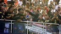 Jokowi menyerahkan trofi Piala Presiden 2017 kepada para pemain Arema FC.  