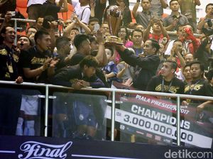 Jokowi Serahkan Trofi Piala Presiden 2017 Kepada Arema FC