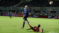 Dalam pertandingan ini Cristian Gonzales mencetak hat-trick.