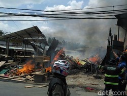 Kebakaran Hanguskan Toko Kayu dan Rumah Bedeng di Tangsel